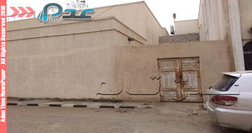 تحلل جثت بثلاجة حفظ الموتى ينذر بمخاطر بيئية في محيط مستشفى بلحج