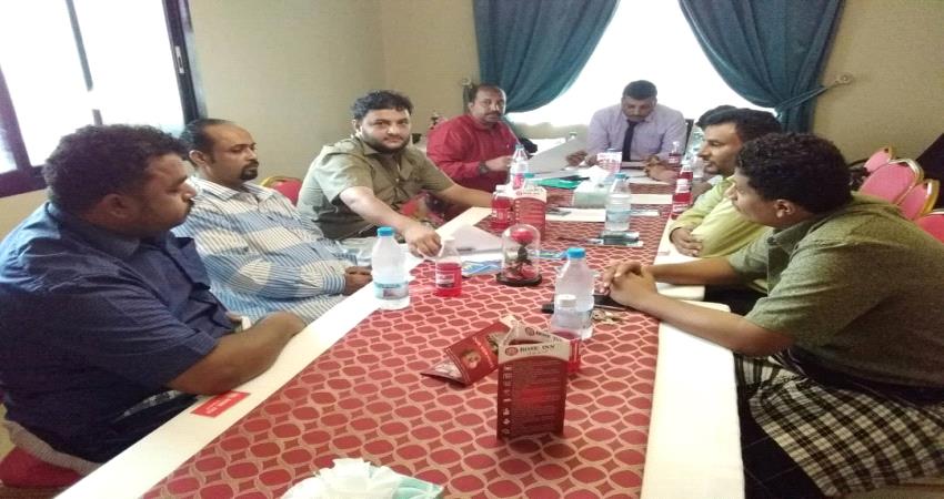 لجنة تقصي الحقائق بلحج تلتقي بملاك محطات وممثلين عن شركة الغاز لمعرفة الكميات الواصلة والمصروفة