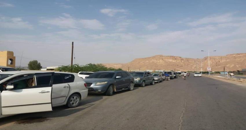 عاجل..قوافل سيارات مجهولة الهوية تزحف من مأرب الى سيئون