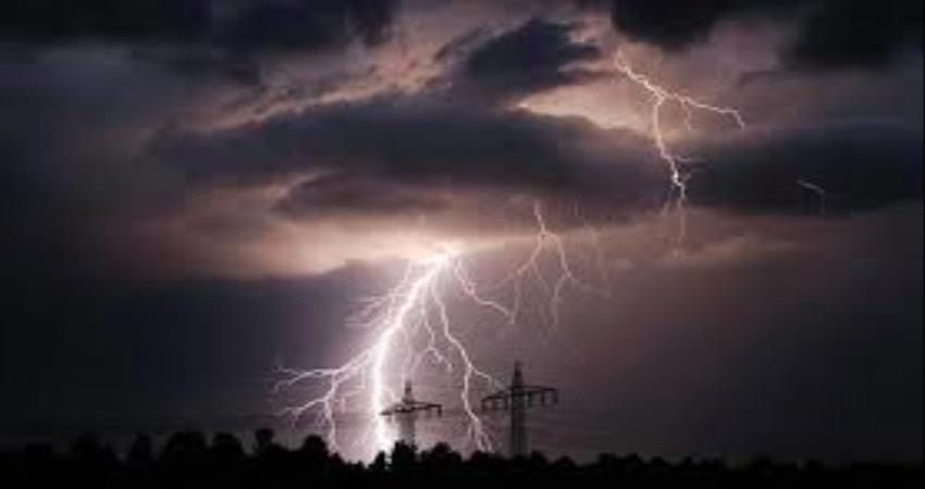 صاعقة رعدية تقتل شخصين وتصيب 3 آخرين بتعز