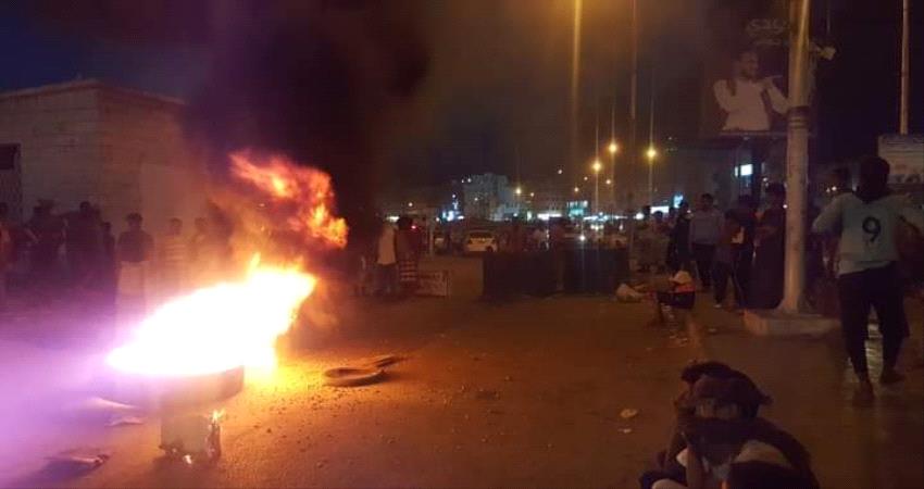 يوم ثانٍ من احتجاجات الغضب في المكلا .. والسلطات تلتزم الصمت (صور)