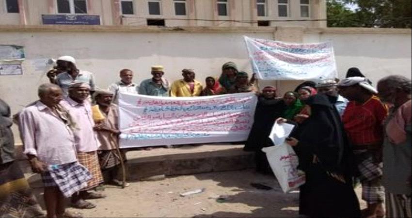 وقفة احتجاجية لموظفي مكتب الاشغال العامة والطرق بلحج للمطالبة بضبط المعتدين على ارضهم 