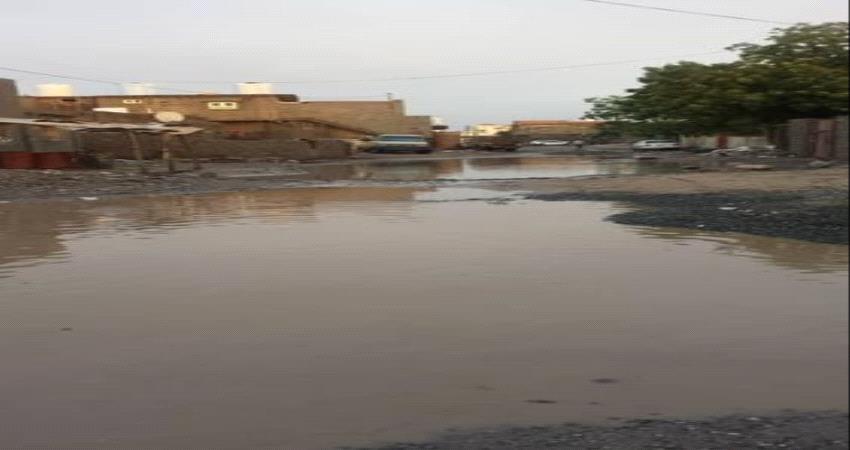 صورة..مياه المجاري تطفح  في شوارع صبر بلحج والمواطنين يناشدون السلطات الرسمية