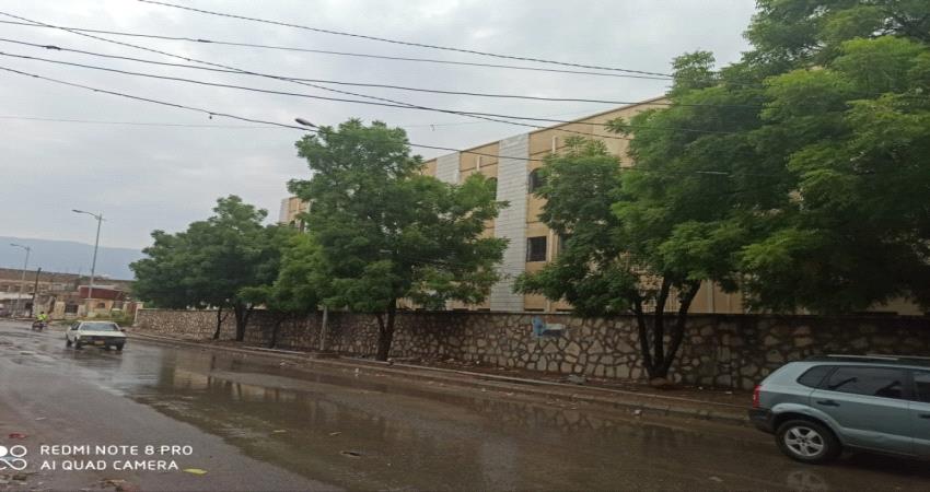 مصحوبة بعواصف رعدية ...هطول أمطار غزيرة على لودر أبين