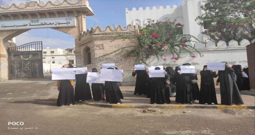  وقفة نسوية في #حضرموت للمطالبة بالقصاص لـ "مروى البيتي"