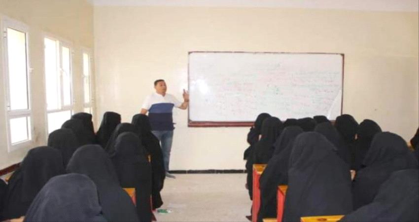 "خليفة الإنسانية" تتبنى دورات تعليمية لطلاب ثانوية #قلنسية