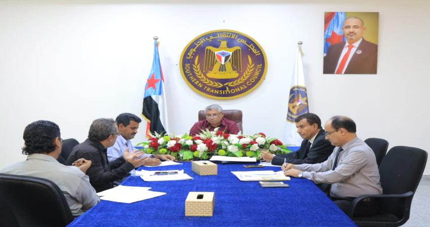 خلية الأزمات بالانتقالي تدعو البنك المركزي لتحمل مسؤولياتهم تجاه إنهيار العملة