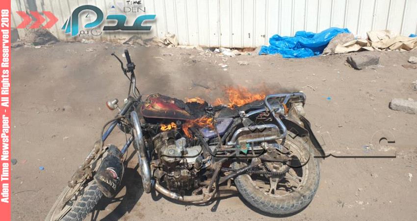 اخر العلاج "الحرق" .. الحزام الامني يتلف الدراجات المخالفة لقرار حظر التجوال بعدن - فيديو