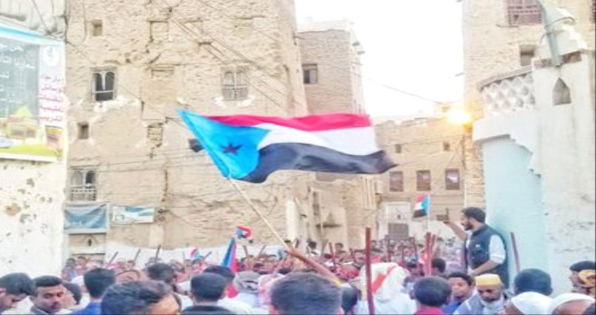 أعلام الجنوب تزين مهرجان الفلكلور الشعبي في سيئون (صور)