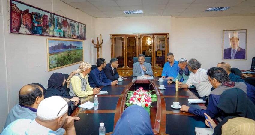 محافظ عدن يدرس عددا من الخيارات لتخفيف العبء عن المعلمين