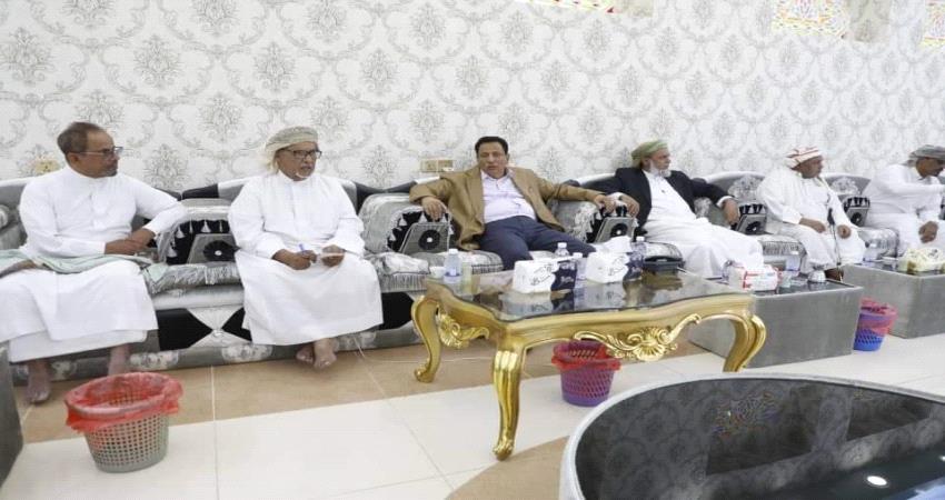 المهرة.. تفاصيل لقاء جمع المحافظ بقيادات المجلس العام