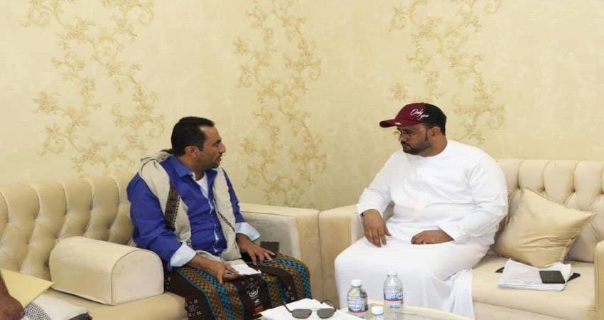 مسؤول محلي يناقش عدد من المشاريع الخدمية في قشن المهرة