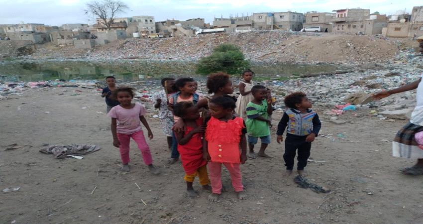 أهالي حي العمال بحوطة لحج يستاءون  بسبب تجمع مياه الصرف ... ويشكون تفشي الامراض المعدية