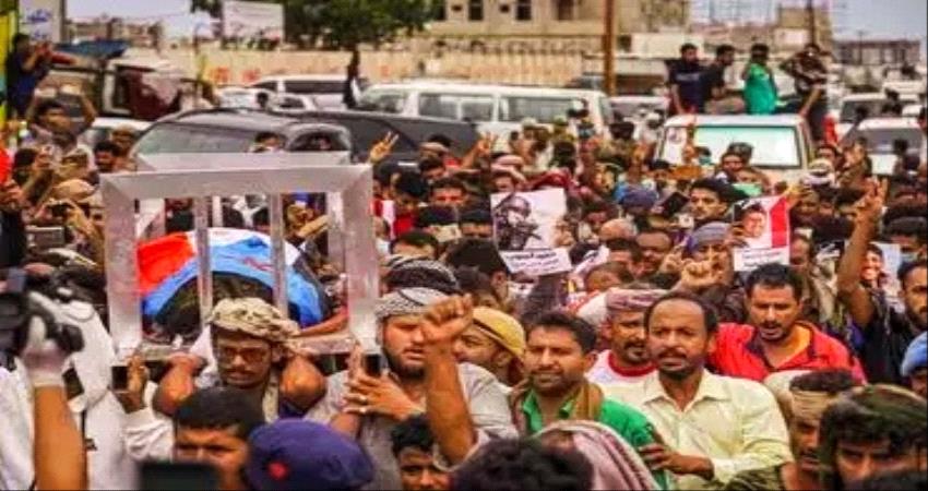 حرب اليمن المنسية.. تقرير يسلط الضوء على محاولات إسكات وقمع الصحافيين   