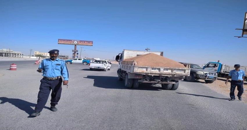 المهرة.. الشرطة تنفذ حملة ضد مركبات النقل المخالفة وتضبط (11) مركبة