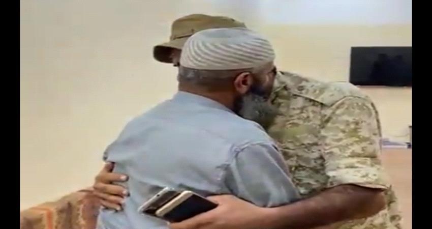 السفير السعودي ينشر عناق السلام في أبين