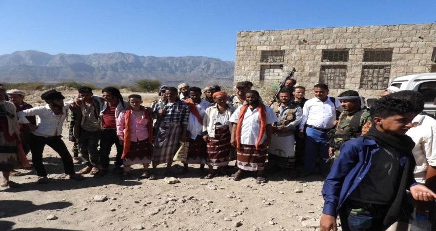 وفد عسكري وامني يزور جبهة المشاريح بالضالع