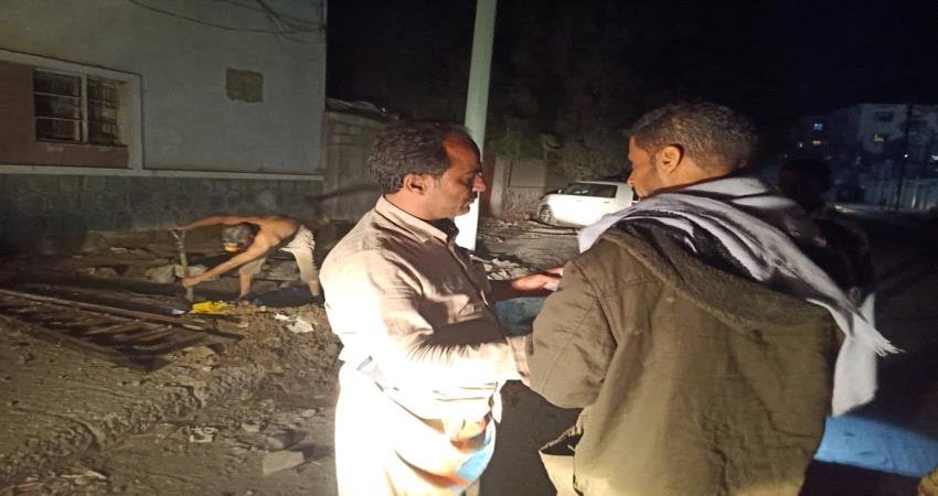 عدن.. الزهري يشرف على استبدال خطوط الصرف الصحي بخورمكسر