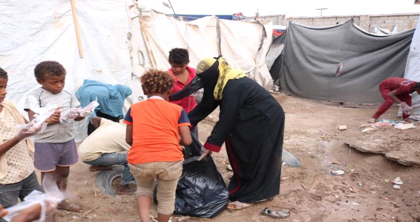 حملة توعية بالنظافة في مخيمات النازحين بعدن 