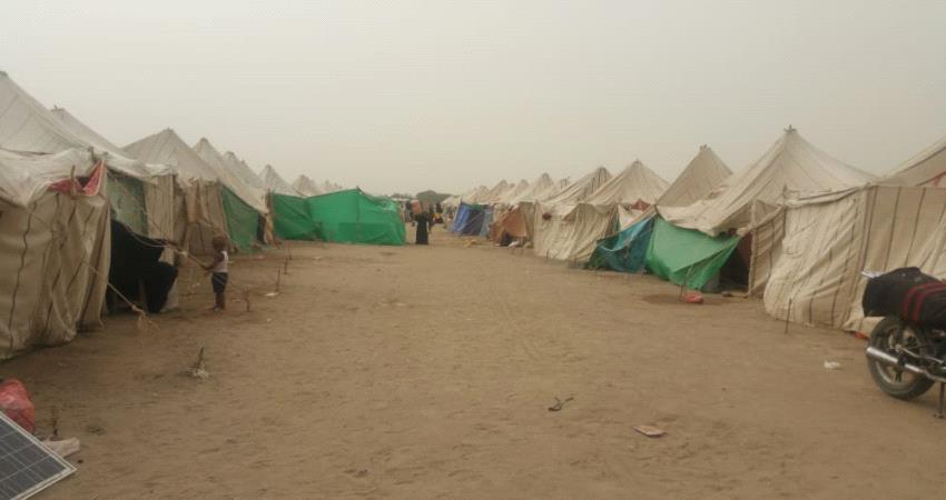 نازحون لــ"عدن تايم": نعيش أوضاع صعبة ومليشيا الانقلاب تمنعنا من العودة لمنازلنا 