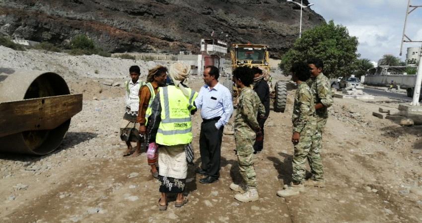 عدن.. مدير عام خورمكسر يشدد على اولوية تصريف المياه من الشوراع