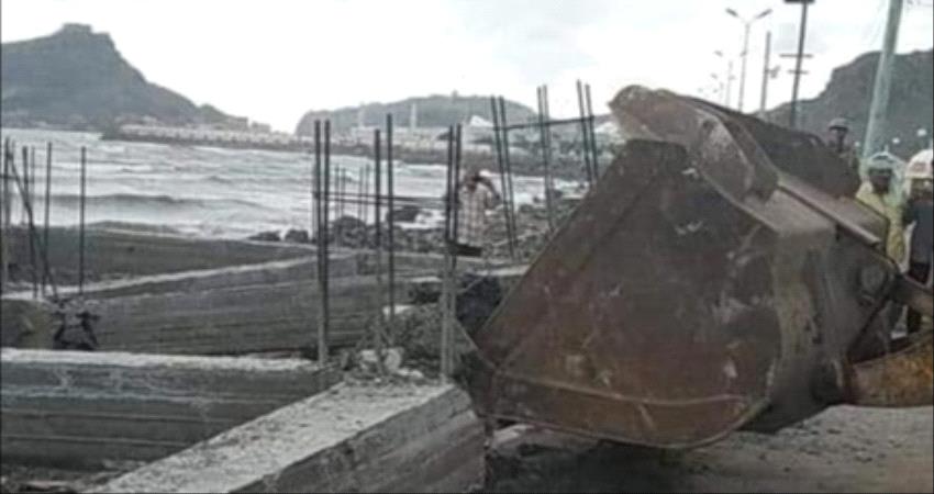 بالصور.. ازالة عشوائي مريكيور عقب توجيهات صارمة لمحافظ عدن 