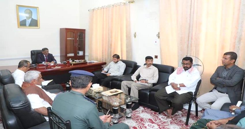 محافظ حضرموت يشدّد على الضبط والانضباط الوظيفي