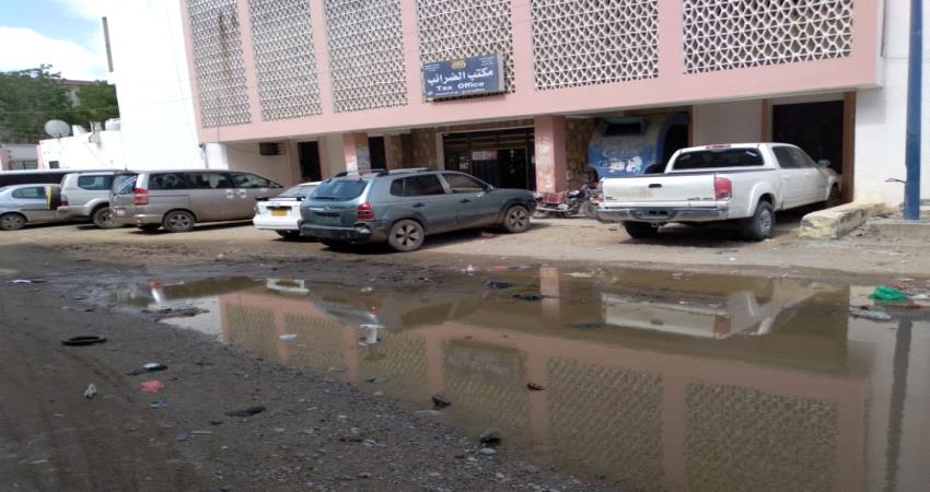 مستنقعات المياة الراكدة تحاصر مرفق حكومي بلحج