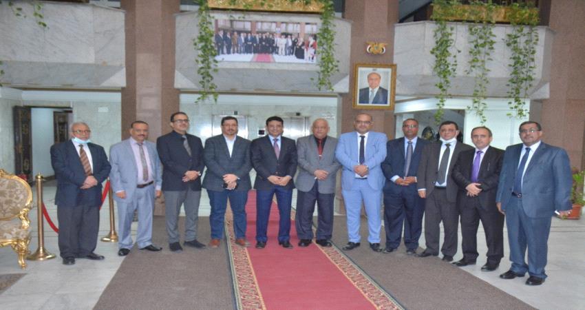 صورة تجمع وزراء في الحكومة الجديدة قبيل توجههم الى الرياض