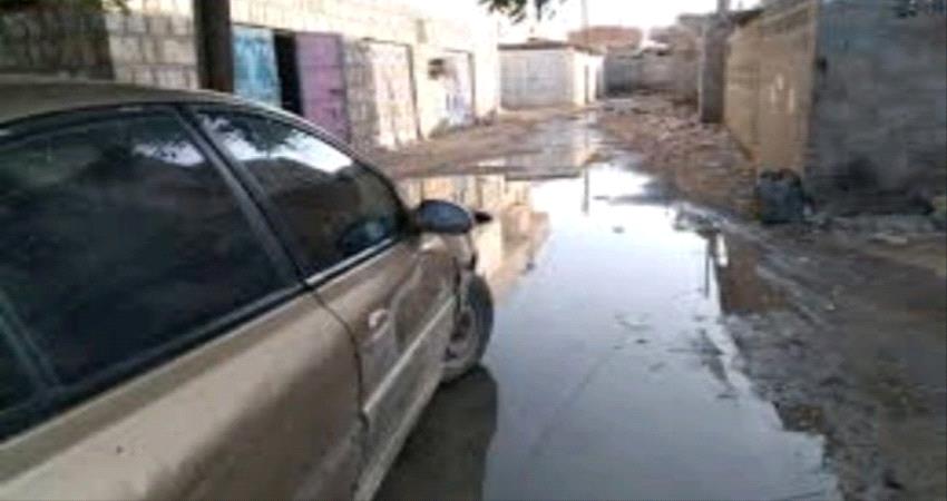 مياة  الصرف الصحي تُحاصر منازل الأهالي بجعار أبين