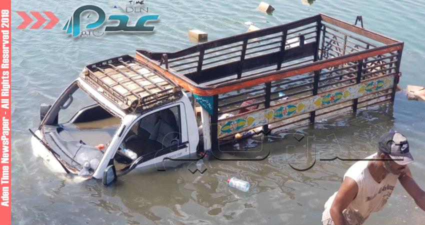 عاجل..سقوط مروع لسيارة نقل في طريق الجسر البحري"صور"