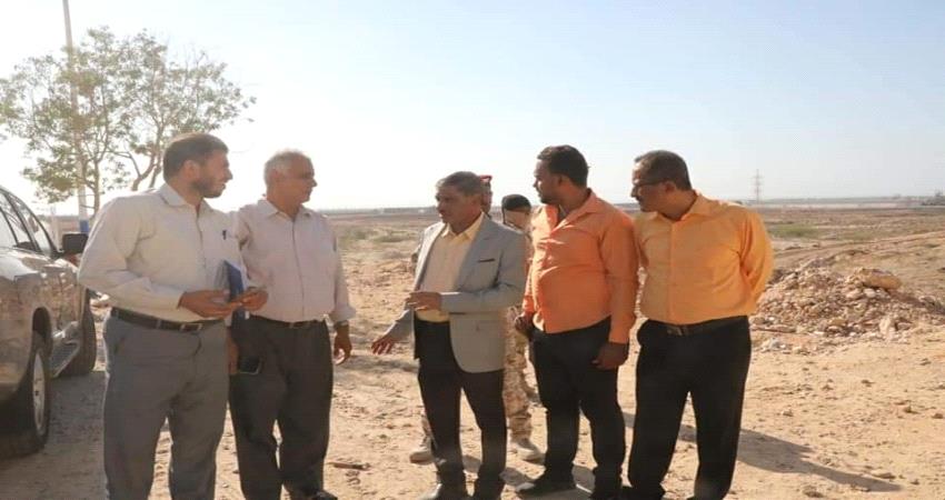 المحافظ البحسني يتجول في شوارع المكلا...وتوجيهات لإعادة الوجه الحضاري للمدينة 