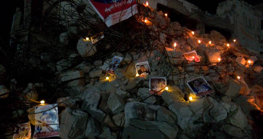 بالشموع والمصابيح ..مطالبة في تعز للعالم بوقف إرهاب الحوثيين "صور"