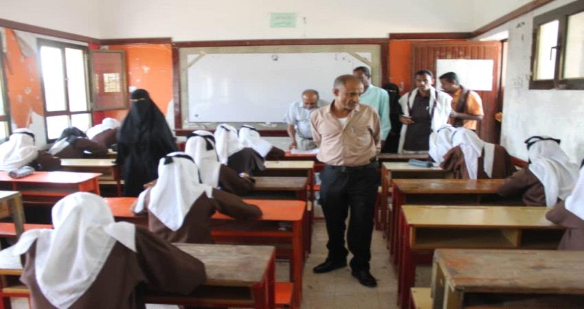  في أول نشاط له بعد تعيينه .. مدير تربية لحج يفتتح معرضاً للكتاب ويتفقد سير الاختبارات 