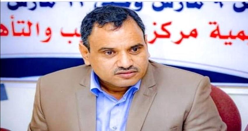 وزير يوجه الوكلاء بزيارة موظف الى المشفى في عدن