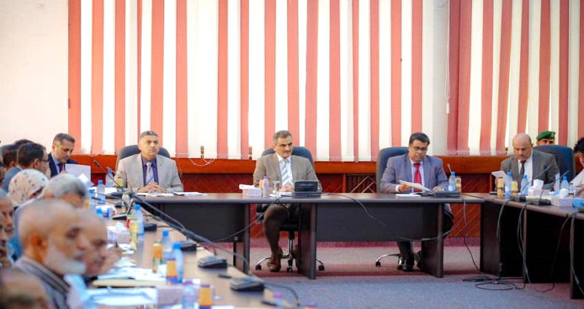 شكل لجنة للتحقيق بتجاوزات البرنامج الاستثماري ..لملس يوجّه بتهيئة الأجواء لعودة الحكومة