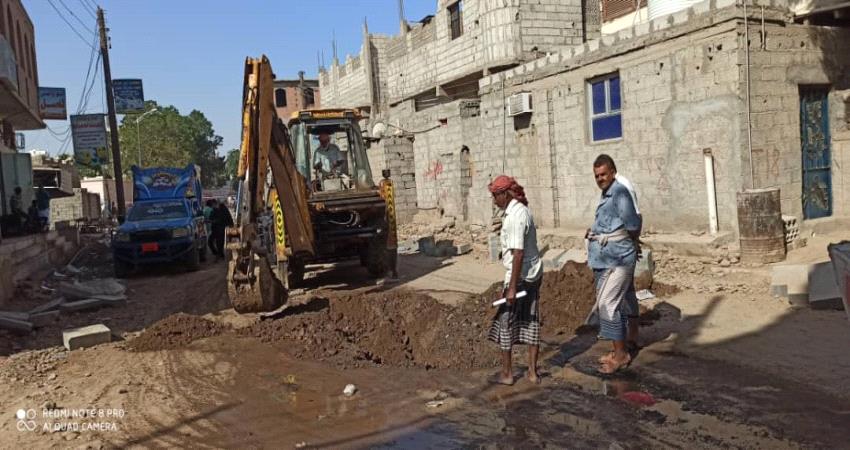 انفجار انبوب مياة رئيس يتسبب بعرقلة مشروع رصف وسفلتت شارع التربية بلحج