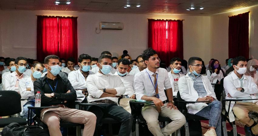 دورة مكثفة تستهدف طلاب السنوات المتقدمة من كلية الطب والعلوم الصحية