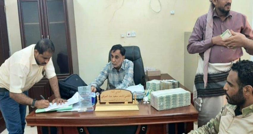 عاجل..مكافحة الإرهاب يسلم مبالغ منهوبة من رواتب التربية بالبريقة"صور"