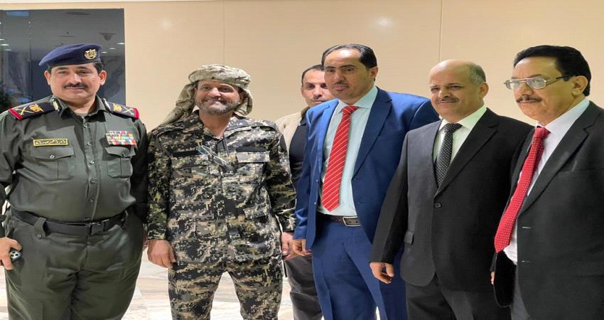 صور تظهر وزراء الحكومة ومدير امن عدن السابق قبيل اقلاع طائرتهم باتجاه عدن