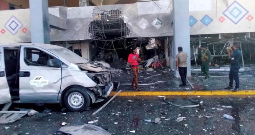 سياسيون يوجهون أصابع الاتهام نحو مليشيا الحوثي في استهداف مطار عدن 