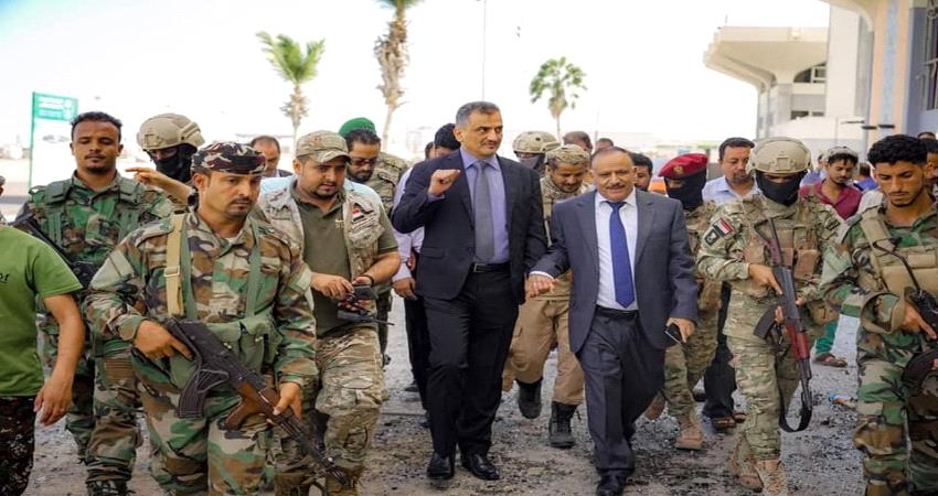 وزير النقل ومحافظ عدن يطلعان على اضرار قصف المطار ويوجهان بسرعة اعادة تأهيله