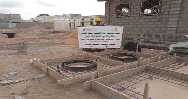 مؤسسة تنموية تنفذ مشروع ربط شبكة الصرف الصحي لحارة المشايخ بلحج 