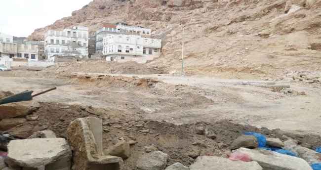 تواصل اعمال مشروع اعادة تاهيل بناء الصالة  المفتوحة لملاعب الظل المكلا