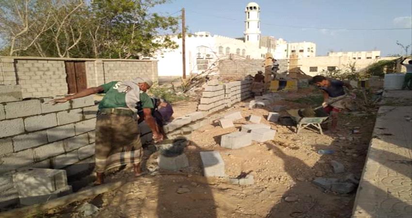 بدء الأعمال الأنشائية في مشروع تسوير منشأة نادي تضامن عتق 