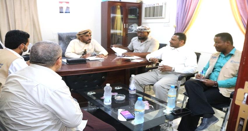 اجتماع يناقش الوضع الاغاثي بمديريات حضرموت الوادي والصحراء 