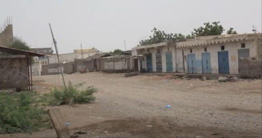 نزوح جماعي لأهالي حي سكني بالحديدة جراء قصف ميليشيا الحوثي..فيديو