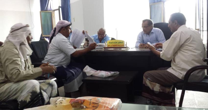 اللجنة الخاصة بالمتضررين من الأمطار في الحوطة بلحج تقف أمام نتائج النزول الميداني والحصر