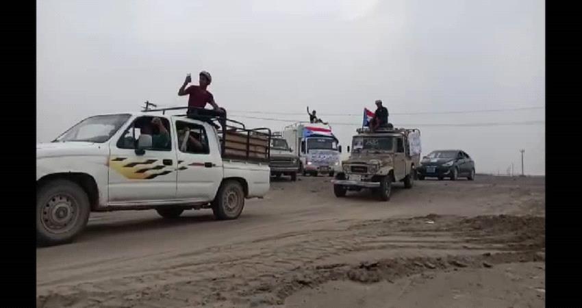 أبناء قبائل حمة كلد بيافع يسيرون قافلة غذائية لدعم جبهات القتال في أبين