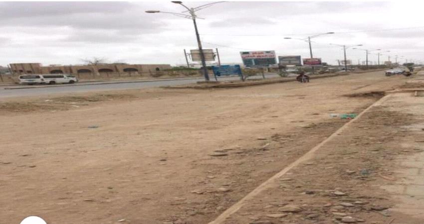 مطالبات استكمال إعادة تأهيل شارع رئيس في لحج